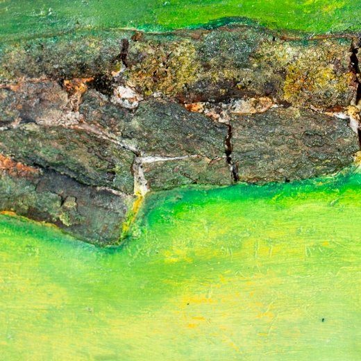 Nahaufnahme: Holzstück auf grüner Farbfläche