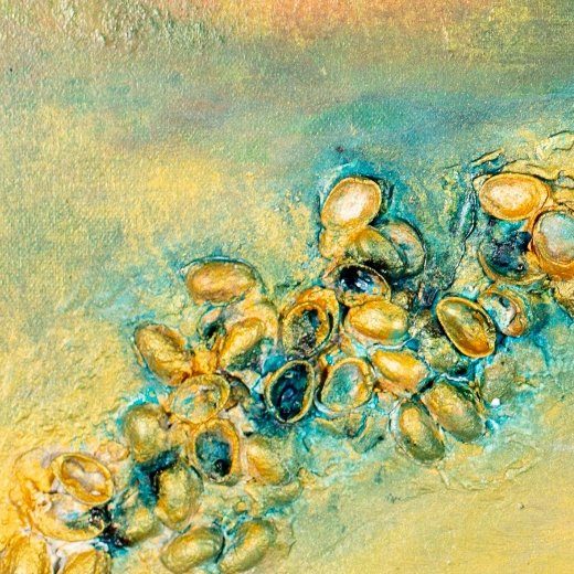 Nahaufnahme: goldene, schalenförmige Strukturen